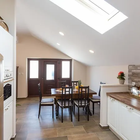 Apartman Three Bedroom Spacious Petrunjela *
