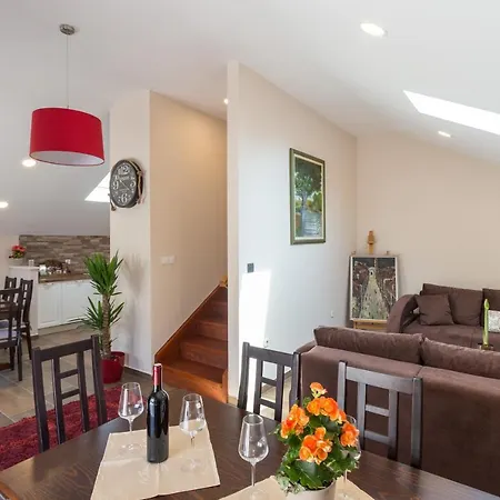 Three Bedroom Spacious Petrunjela *