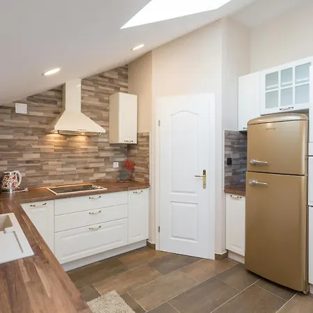 Three Bedroom Spacious Petrunjela Apartman *