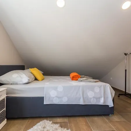 Three Bedroom Spacious Petrunjela *