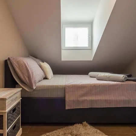 Three Bedroom Spacious Petrunjela Apartman *